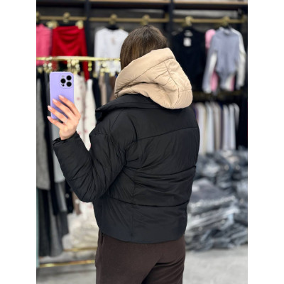 Жіноча тепла куртка Black&Beige Hood з плащівки на холлофайбері 200 — знімний бежевий капюшон, блискавка+кнопки, 2 кишені (1550-88138)