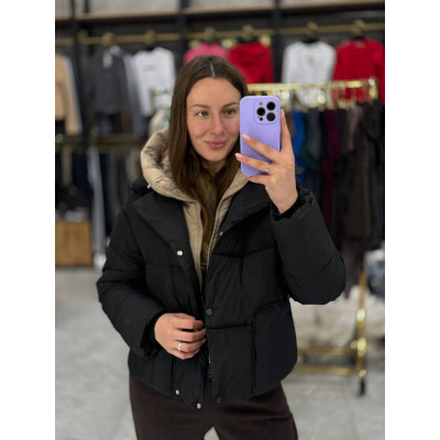Жіноча тепла куртка Black&Beige Hood з плащівки на холлофайбері 200 — знімний бежевий капюшон, блискавка+кнопки, 2 кишені (1550-88138)