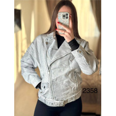 Жіноча куртка-косуха SilverGrey із екошкіри з асиметричною блискавкою та декоративними замками, модель 1550-2358 (сірий/сріблястий)