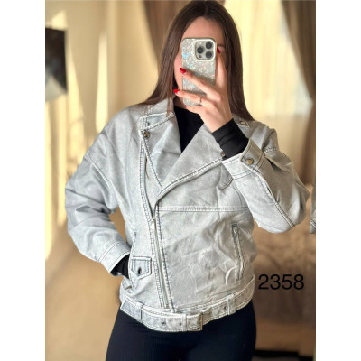 Жіноча куртка-косуха SilverGrey з екошкіри сіро-срібляста з асиметричною блискавкою та декоративними замками (модель 1550-2358)