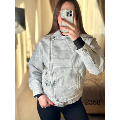 Жіноча куртка-косуха SilverGrey з екошкіри сіро-срібляста з асиметричною блискавкою та декоративними замками (модель 1550-2358)