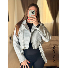 SilverEdge 1550-2372 — укорочена жіноча куртка-косуха зі сріблясто-сірого екошкіри з асиметричною блискавкою та ремінцем (люкс якість)