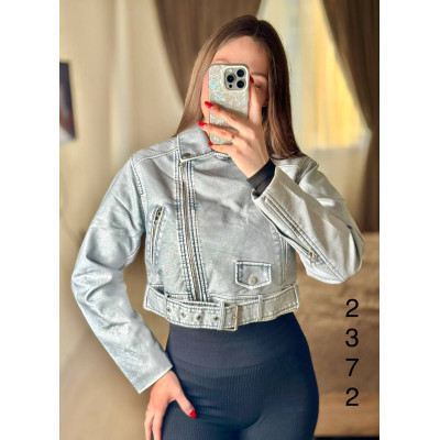 SilverEdge 1550-2372 — укорочена жіноча куртка-косуха зі сріблясто-сірої екошкіри з асиметричною блискавкою та ремінцем (люкс якість)