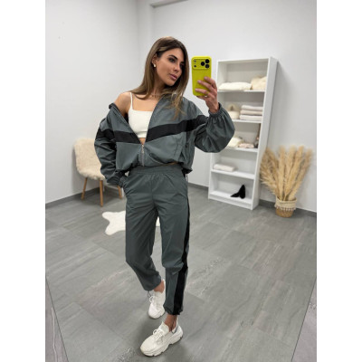 Двокольоровий oversize костюм із плащівки TrioContrast — червоний/чорний/беж, Мод.1460-6220