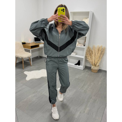 Двокольоровий oversize костюм із плащівки TrioContrast — червоний/чорний/беж, Мод.1460-6220