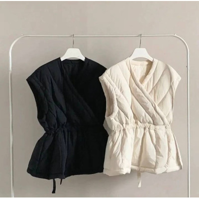 SkyWarm 6260-4232 утеплена жилетка oversize з плащівки на синтепоні 150 — молочно‑чорна