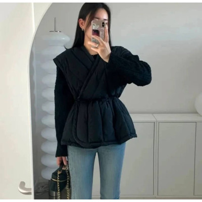 SkyWarm 6260-4232 утеплена жилетка oversize з плащівки на синтепоні 150 — молочно‑чорна