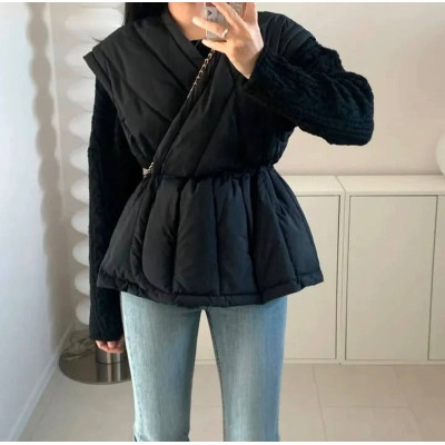 SkyWarm 6260-4232 утеплена жилетка oversize з плащівки на синтепоні 150 — молочно‑чорна