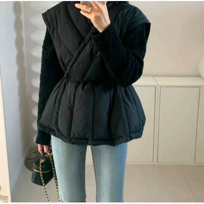 SkyWarm 6260-4232 утеплена жилетка oversize з плащівки на синтепоні 150 — молочно‑чорна