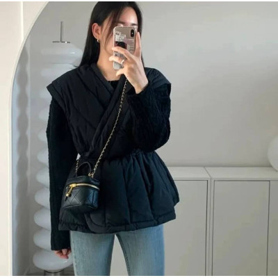 SkyWarm 6260-4232 утеплена жилетка oversize з плащівки на синтепоні 150 — молочно‑чорна