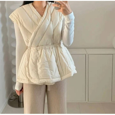 SkyWarm 6260-4232 утеплена жилетка oversize з плащівки на синтепоні 150 — молочно‑чорна