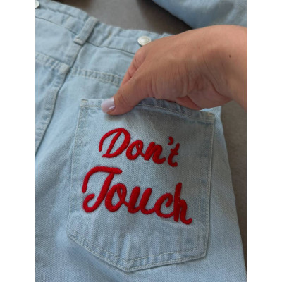 Блакитні Instagram-джинси «Don’t Touch» з турецького деніму 1545-1612 — стильні жіночі джинси для модних луків